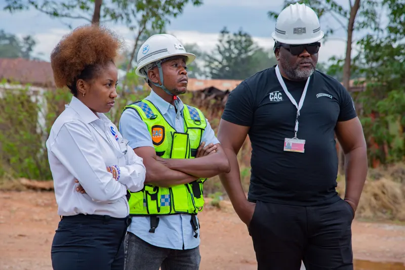 Visite d'un site par l'équipe de Congo Astral Company
