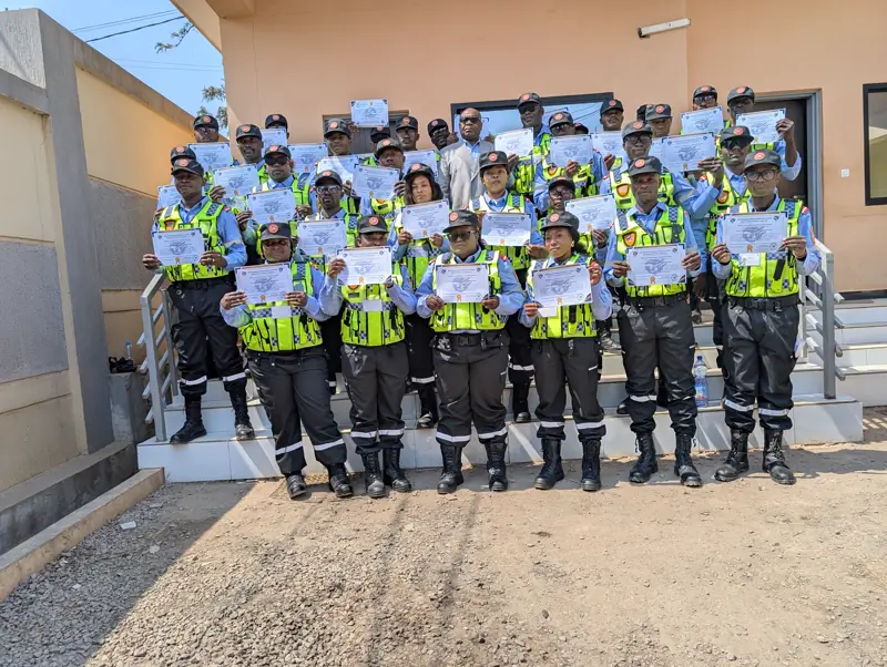 Agents de Congo Astral Company avec leurs certificats